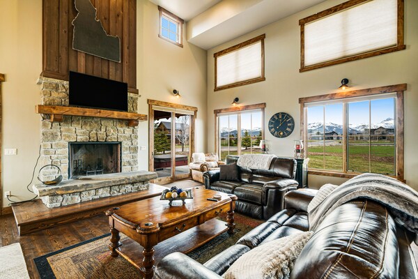 Luxe Frontier Lodge With Hot Tub, Amazing Teton View & Outdoor Fireplace - Driggs, ID