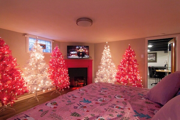 Xmas House - Game Room, King Bed - Arnold, MO