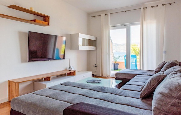 Spend An Enjoyable Vacation In This Comfortable Vacation Home Right By The Sea. - Trogir