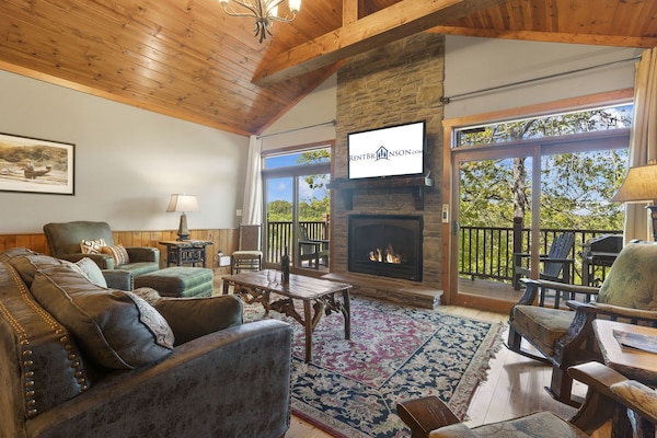 Taneycomo Upgraded Luxurious, Free Daily Fun, Adirondack Lodge, Beautiful Views! - Branson, MO
