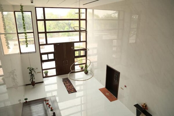 Zaha Home: Glanz Luxe 2br+dd+k - Top Portion Of 6 Kanal Villa - Punjab