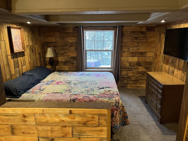 Cabin In The Woods!!  3 Bedroom \/ 2 Bath.  10 Acres, Pet Friendly - Grayling, MI