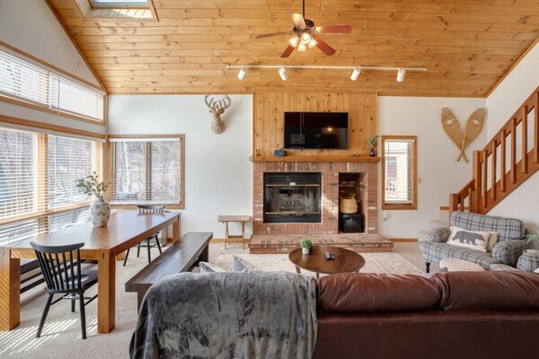 New Campshire · Townhouse W/resort Amenities & Private Beach - Waterville Valley, NH