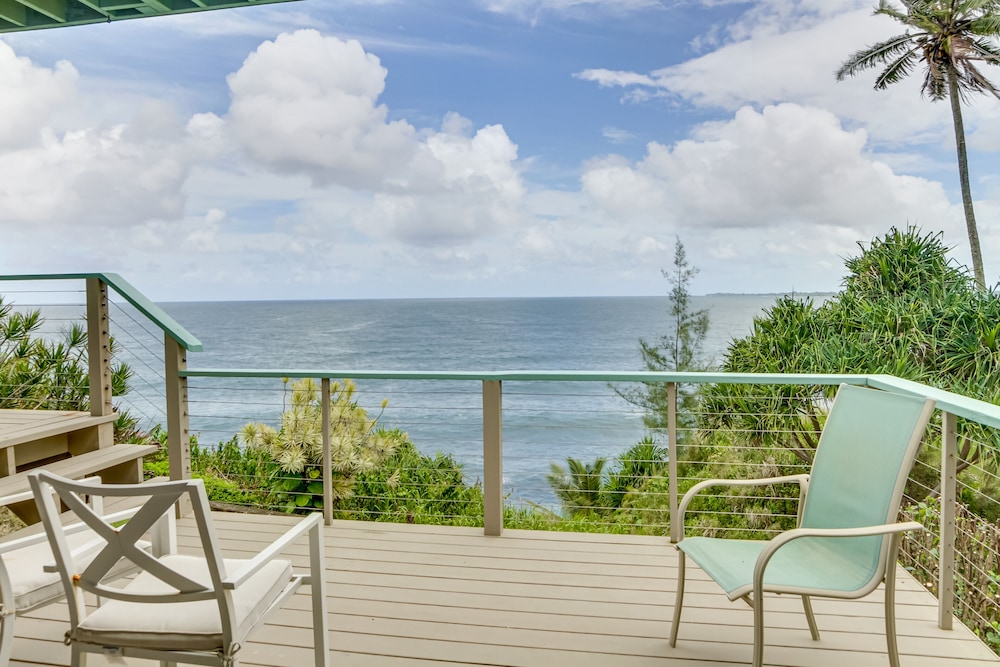 Hilo Home W/ Private Deck + Stunning Ocean Views! - Hilo, HI