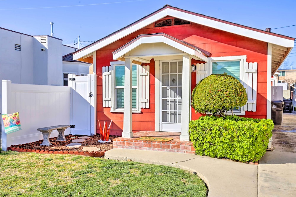 Colorful Long Beach Bungalow W/ Patio & Grill - Seal Beach, CA