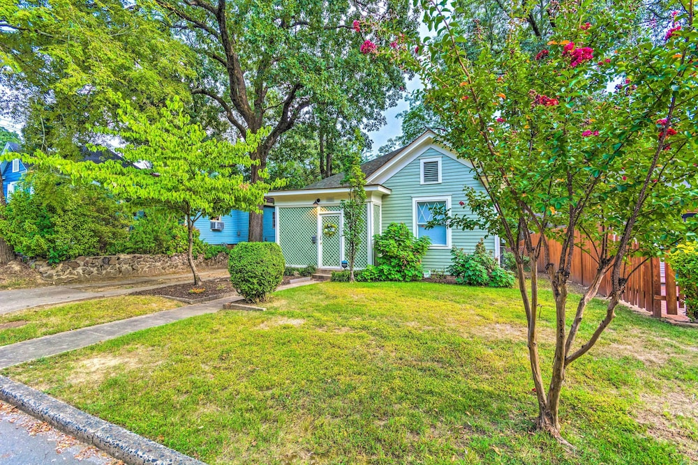 Colorful Cottage W/ Deck ~ 5 Mi To Downtown! - Little Rock, AR