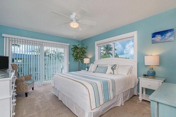 Private Beach Retreat! Luxurious Bedding, Relaxing Pool, Best Sunsets, Fast Wifi - Key Colony Beach, FL