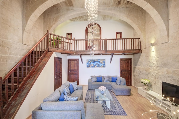 Enchanting Stone Villa With Pool And Jacuzzi - Valletta