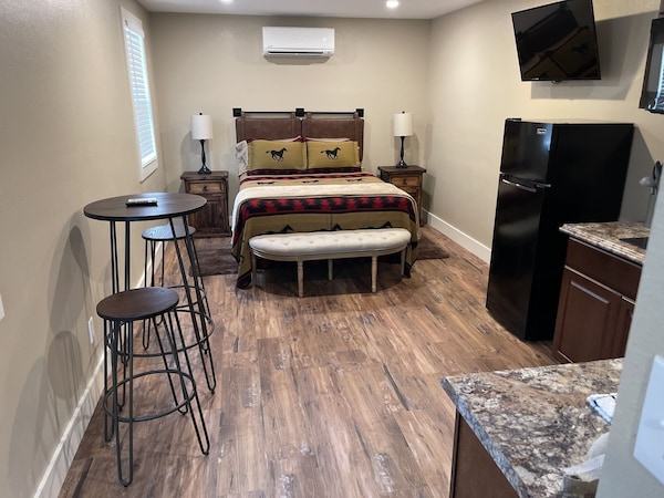 Cozy Suite In New Duplex In Downtown Bandera - Bandera, TX