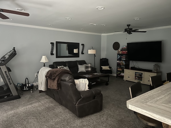Cozy 1 Bedroom Apartment In A Beautiful, Woodsy Neighborhood. - White Sulphur Springs, WV