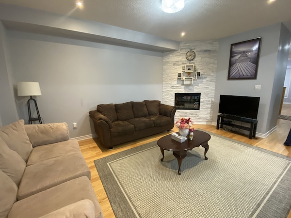 Spacious Comfy Clean Family-friendly Home In A Quiet Neighborhood In Markham! - Markham, Canada