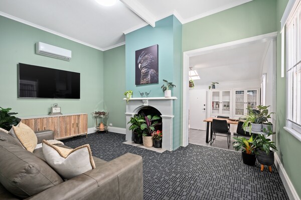 Ultimate Location! Whole House, No Shared Spaces. Pets And Kids Warmly Welcome! - Balmoral