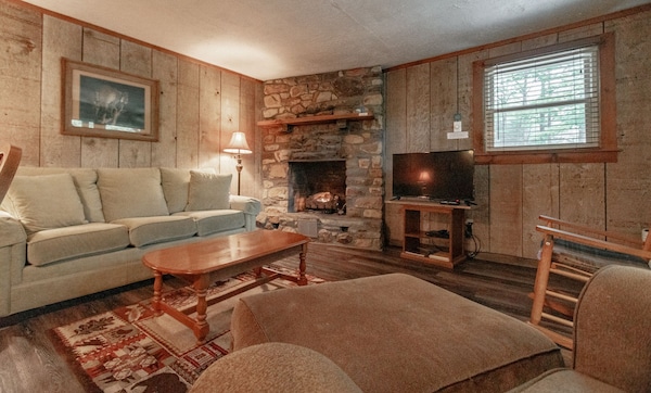 Cozy Cabin #3 - Sleeps 4 - Full Kitchen + Fireplace - Between Boone & Blowing Rock Nc - Tweetsie Railroad, Blowing Rock
