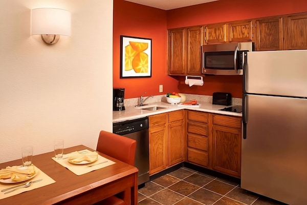 Two Pet-friendly 2br Suite With Full Kitchen! Free Breakfast, Swimming Pool - Lake Forest, IL