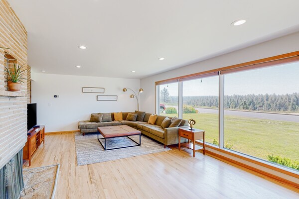 Mid-century Home With Hot Tub & Firepit - Near The River & Golf Course - 스포캔