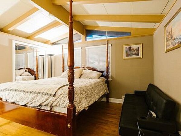 Monterey Craftsman Style Home With Vaulted Exposed-beams Ceiling Hardwood Floor - Seaside