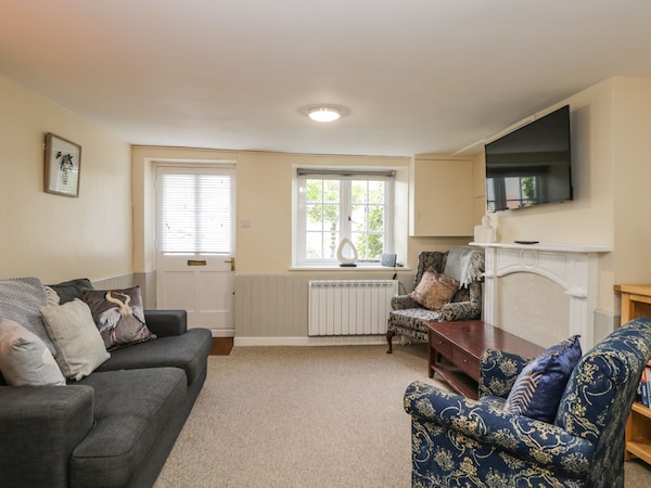 Wharf Cottage, Pet Friendly, With A Garden In Lechlade-on-thames - Wiltshire
