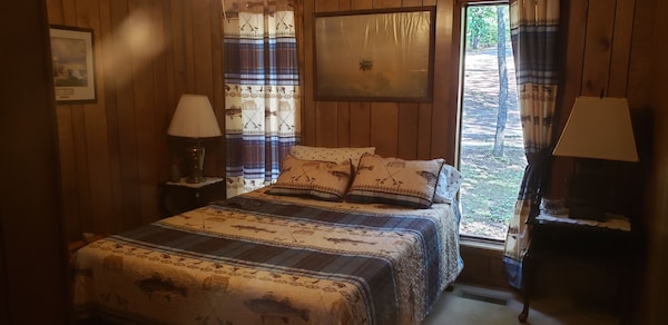 Lake House On 14 Acre Stocked Lake. Fish, Boat, Or Just Relax. Your On Lake Time - Bolivar, TN