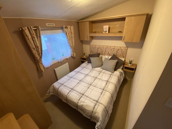Family-friendly Caravans With On-site Pool And Entertainment - Clacton-on-Sea