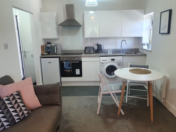 Peaceful Modern Riverview Apartment With Separate Bedroom And Fully Equipped - Evesham