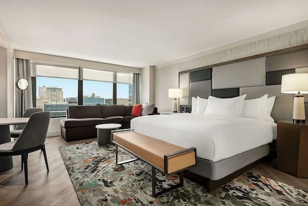 Experience Soothing Moments & Luxury! Parking, Onsite Pool, Close To Navy Pier - Wintrust Arena