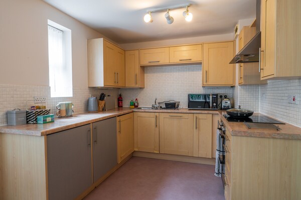 Spacious Apartment, Near To Nec And City Centre - Perfect For Families. - Solihull
