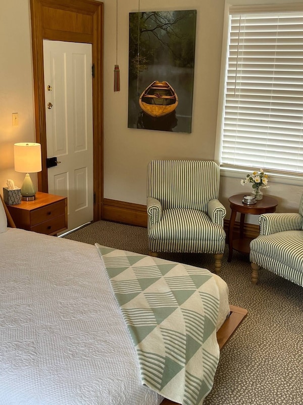 Superior Comfort Awaits You In This Stylish Suite Walking Distance To Many Shops And Restaurants - Ligonier, PA