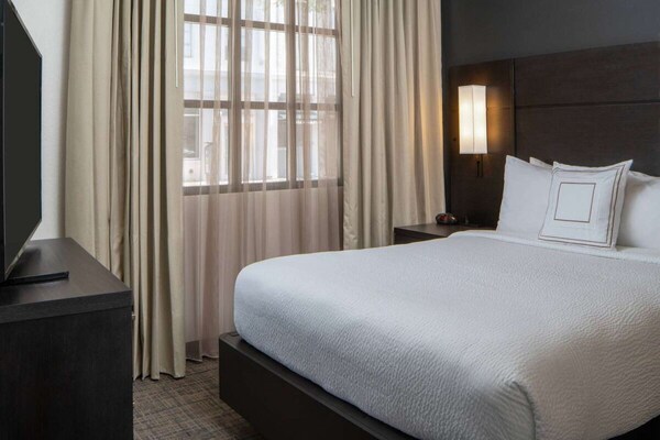 Look No More! Two Family-friendly Suites With Full Kitchen And Free Breakfast! - Harrah's New Orleans