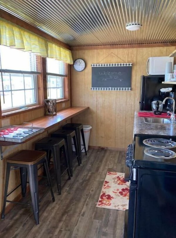 Tiny House #2  One Bedroom Cabin Near Wineries, Caves, Hiking & Floating! - Cuba, MO