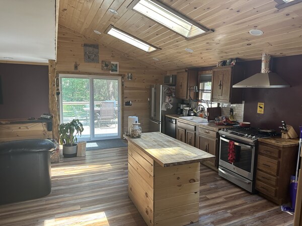 Moose Lodge With Hot Tub- Home On 12.5 Wooded Acres 8 Minutes From Rhinebeck - Rhinebeck, NY