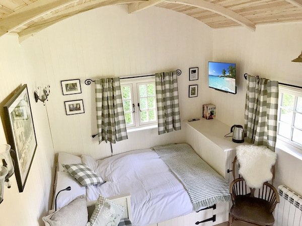 New Shepherds Hut, Cozy, Scandinavian Inspired, Romantic, Near Silverstone - Northamptonshire