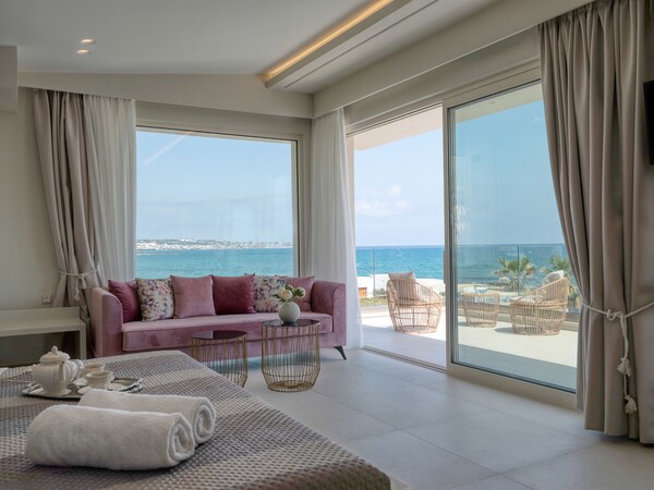 Unique Beachfront Location, Heated Pool With Built-in Hydromassage, Large Garden - Koutouloufari