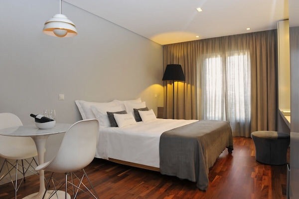 Minutes To Marquês De Pombal! Pet-friendly, Full Kitchen, Rooftop Sundeck! - Areeiro