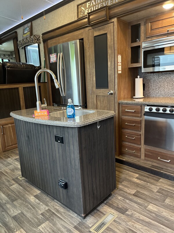 Experience Lakeside Bliss: Unwind In A Charming Camper At Norris Landing Marina! - Norris Lake, TN