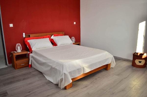 The Romantic Atmosphere Of The Red Room To Discover The Pleasure Of A Stay - Antananarivo