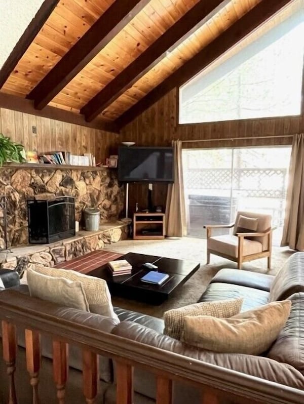 Only 5 Miles To Lakes, Skiing And Casinos, Fun Tahoe Cabin In The Woods With Pool Table, Hot Tub, Wet Bar &  Foosball Table - Fallen Leaf, CA
