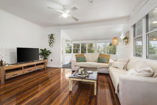 Beautifully Renovated 3 Bedroom Holiday Home - Port Macquarie