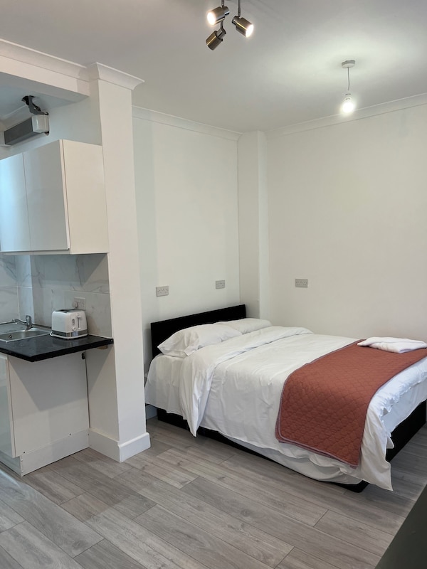 Double Room With Private Kitchen - Barking