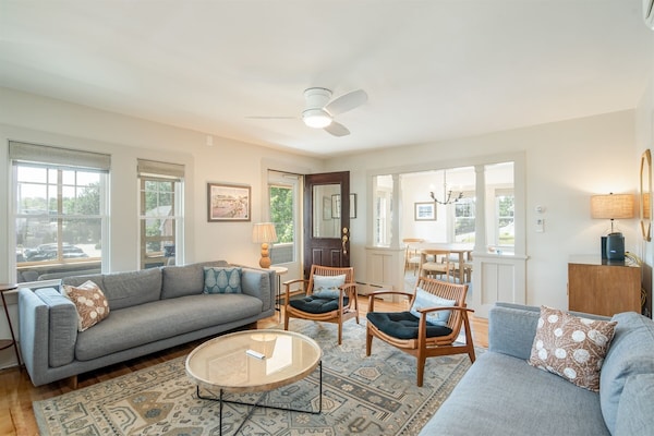 Sandpiper By The Sea: A Freshly Renovated Home With A Charming 2-bedroom Cottage - Ogunquit, ME