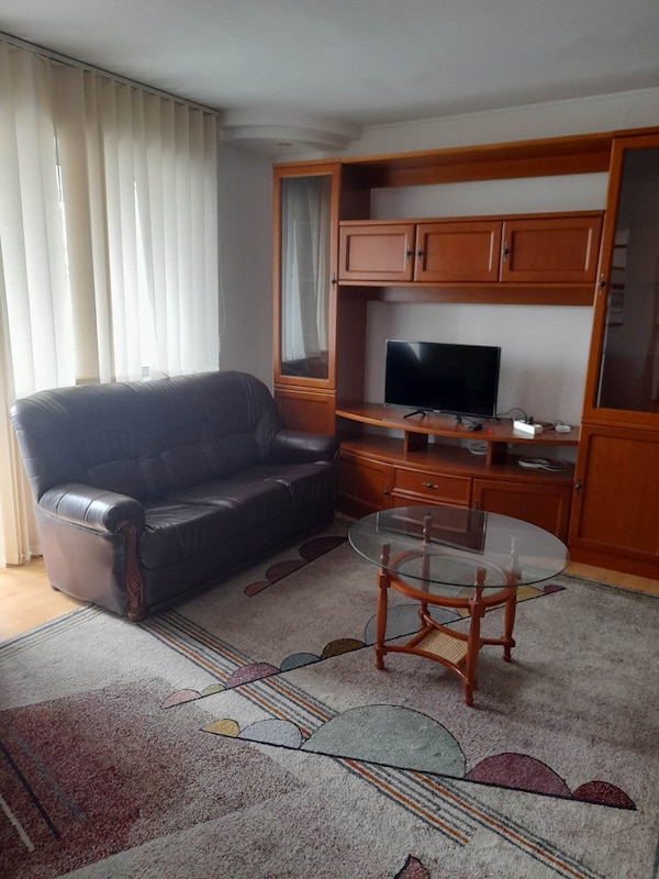 Spacious 4 Rooms Downtown Apartment In Pitesti - Mioveni