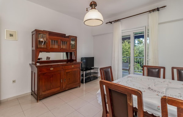 In The Beautiful Opatija Region, This Practical Vacation Apartment In Ika Welcomes You. - Lovran