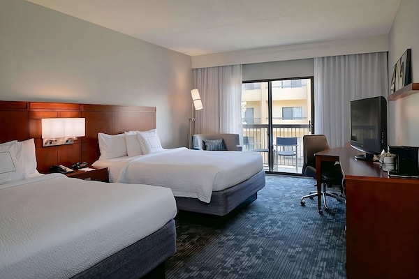 Ensuring A Very Comfortable & Memorable Stay! Free Parking, Swimming Pool! - Overland Park, KS