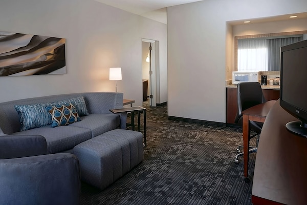 Shopping And Dining In Downtown Kansas City! Free Parking, Swimming Pool! - Overland Park, KS