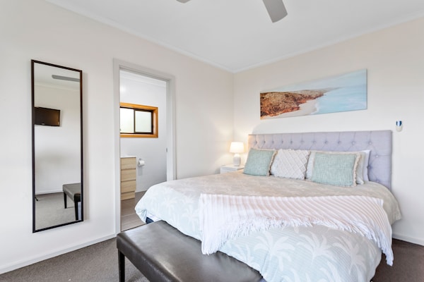 Bay Views - 3 Bdrms,  2 Bathrooms, Sleeps 6, Wifi, Woodfired Oven, Pet Friendly - Port Lincoln