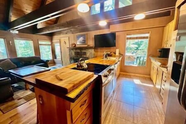 Modern Hideaway For 12 With Cozy Wood Stoves - Government Camp, OR