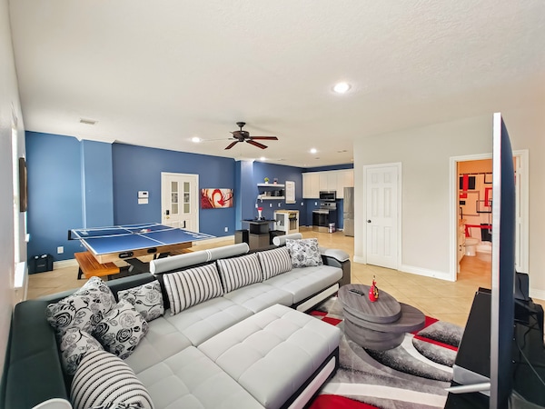 Modern 3 Bedroom With 85" Tv, Air Hockey, Bbq, Ping Pong, Foosball & More - Pasadena, TX