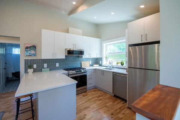 Central 2 Bed New Construction Laneway House In Gibsons - Sunshine Coast