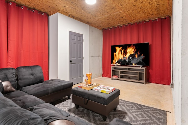 Smith Mtn Lake ~Fire Pit ~ Game Room ~ Cozy Beds - Moneta, VA