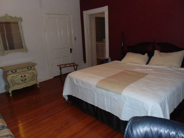 Peace Apartment, Upstairs With King Size Bed. - Jacksonville, AL
