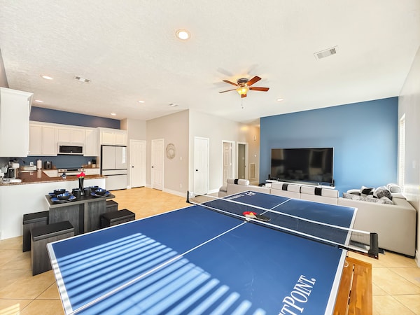 Modern 3 Bedroom With Tons Of Games, Pool Table, Ping Pong, 85" Tv, Bbq, & More - Pasadena, TX